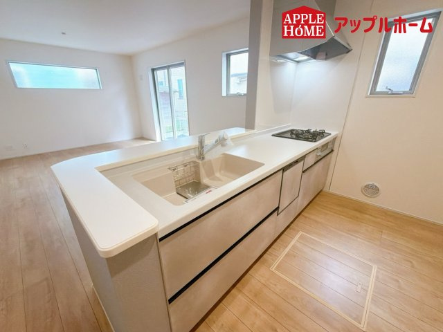 上尾市小泉のキッチン|見栄えもよくお手入れもスムーズに出来ます。豊富な収納力もございますので、キッチンスペースをスッキリとお使い頂けそうです。