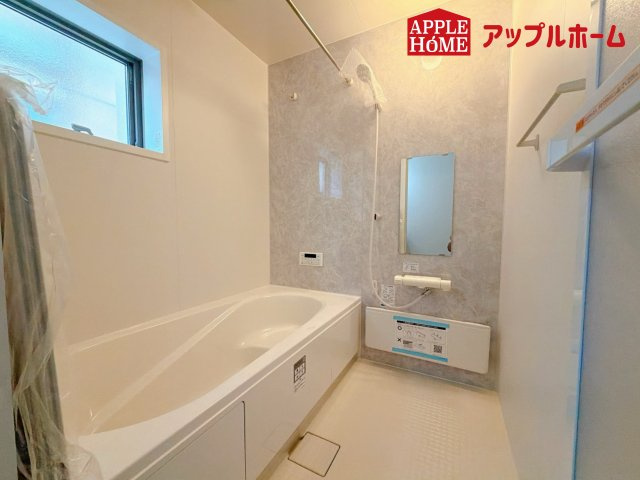 上尾市小泉の浴室|窓付きのバスルームは、採光もあり明るく気持ちの良い空間です。窓があることで、換気環境も良好。掃除もスムーズに出来ます