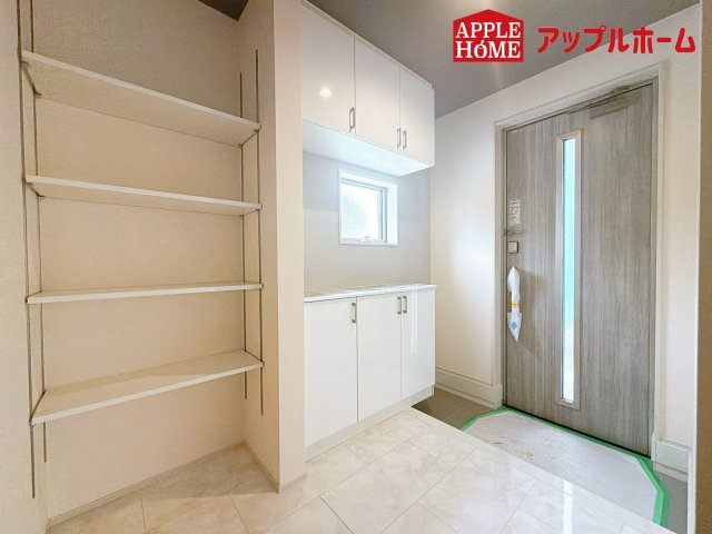 上尾市小泉の玄関|明るくて清潔感溢れる玄関。便利な姿見鏡＆下駄箱収納付きです♪散らかりがちな玄関もすっきりと片付きます。