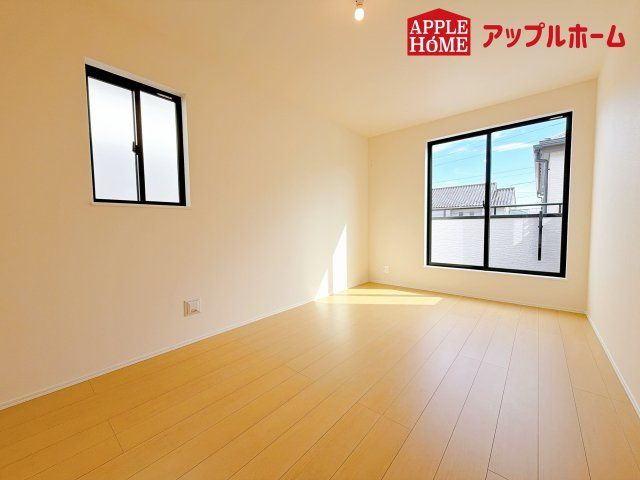 さいたま市北区吉野町の洋室|窓からの光の差し込みは生活を温かく包みます。明るく清潔感のある居室！