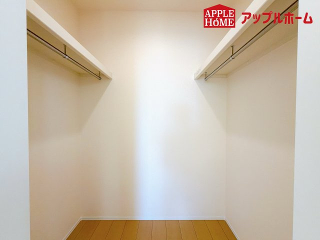さいたま市北区吉野町の収納|お洋服を大切にされる方に大変喜ばれる、ウォークインクローゼット。お洋服以外にも掃除機やスーツケースなどを一箇所に集約できるのは魅力ですね！扉が一箇所ですので、お部屋の見た目にもスッキリ！