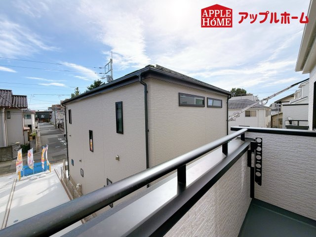 さいたま市北区吉野町のバルコニー|奥行を広めに取ったバルコニー♪家族分の洗濯物もしっかり干せます。日当たりも良く、毎日のお洗濯が楽しくなりそう♪