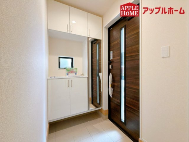 さいたま市北区吉野町の玄関|明るくて清潔感溢れる玄関。便利な姿見鏡＆下駄箱収納付きです♪散らかりがちな玄関もすっきりと片付きます。
