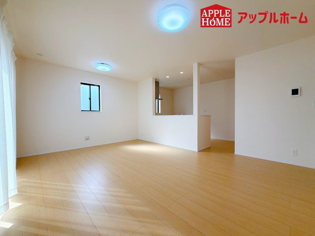 さいたま市北区吉野町の居間・リビング|人気の対面式キッチンで会話も弾みます！お食事の準備をしながらでもご家族とのコミュニケーションを楽しめますね♪