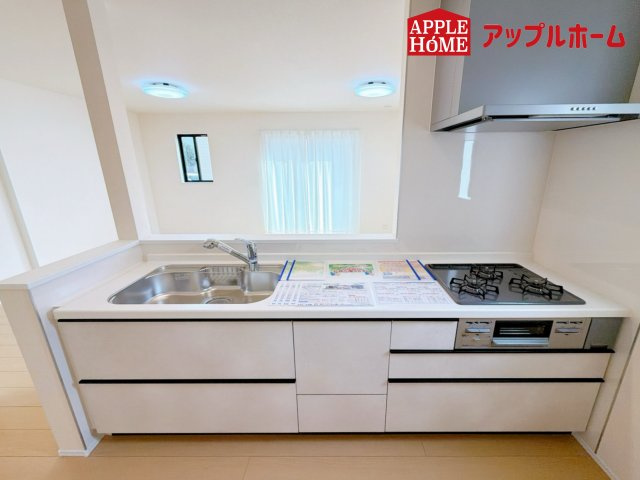 さいたま市北区吉野町のキッチン|見栄えもよくお手入れもスムーズに出来ます。豊富な収納力もございますので、キッチンスペースをスッキリとお使い頂けそうです。