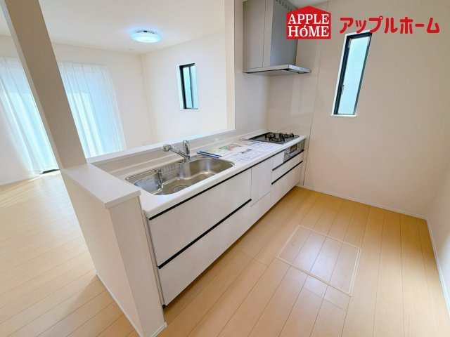 さいたま市北区吉野町のキッチン|対面式キッチンは、家族のコミュニケーションを育み、子育て家族にも好適なプラン！リビングで寛ぐご家族をいつも感じられます♪