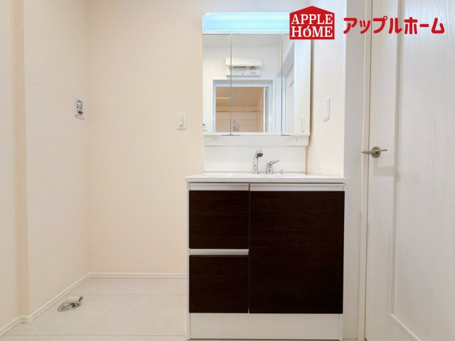さいたま市北区吉野町の独立洗面台|三面鏡付きの洗面化粧台ですので、たっぷりと収納いただけます。白を基調とした清潔感のある快適空間です。毎日の身支度も気持ち良くお使い頂けます！！