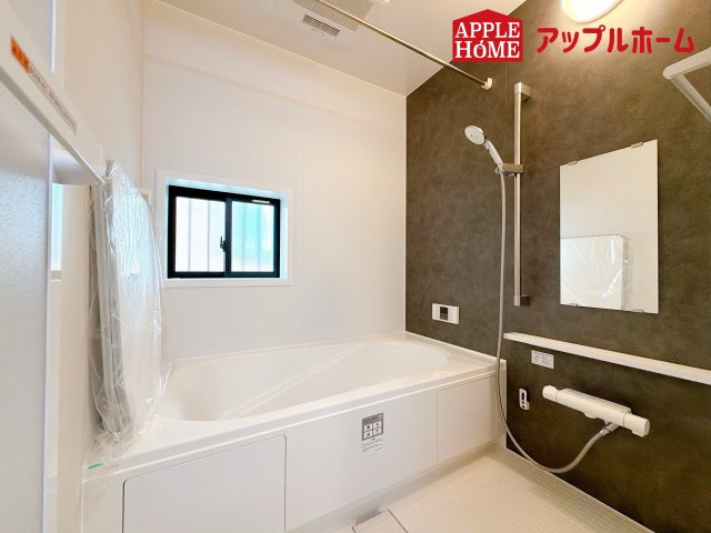 さいたま市北区吉野町の浴室|窓付きのバスルームは、採光もあり明るく気持ちの良い空間です。窓があることで、換気環境も良好。掃除もスムーズに出来ます