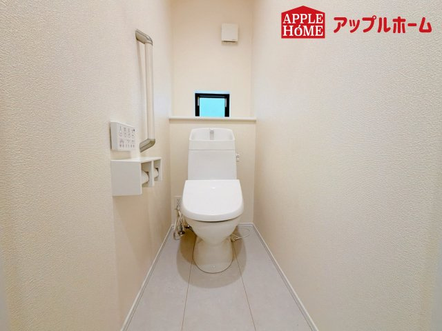 さいたま市北区吉野町のトイレ|白を基調とした清潔感のある明るい空間。温水洗浄便座付きで、毎日快適・清潔に使用できます。操作しやすい壁面リモコンを採用しています。