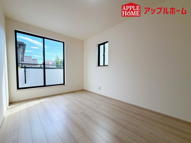 さいたま市北区吉野町の洋室|クローゼット付きの洋室は、収納スペースが豊富で部屋全体がすっきりと片付きやすいのが特徴です。衣類や荷物を整理しやすく、生活感を抑えた洗練された空間を保てます。