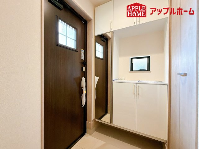 さいたま市北区吉野町の玄関|明るくて清潔感溢れる玄関。便利な姿見鏡＆下駄箱収納付きです♪散らかりがちな玄関もすっきりと片付きます。