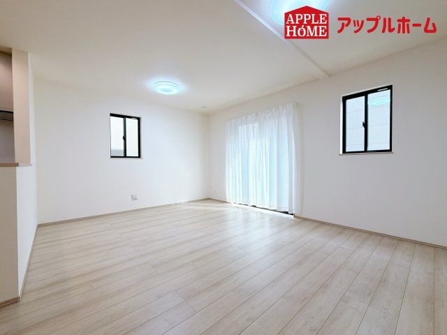 さいたま市北区吉野町の居間・リビング|明るい日差しがさすリビングは、家族の憩い空間。お庭を眺めながら、毎日話が弾みそうですね♪