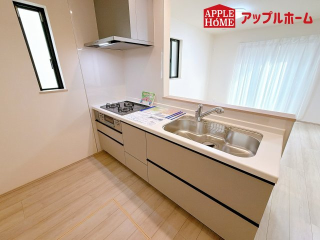 さいたま市北区吉野町のキッチン|対面式キッチンは、家族のコミュニケーションを育み、子育て家族にも好適なプラン！リビングで寛ぐご家族をいつも感じられます♪会話を楽しみながら家事ができ、小さいお子様がいても安心です！