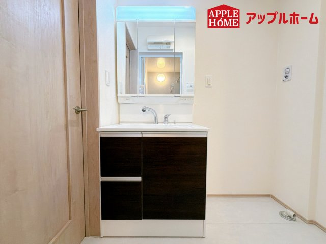 さいたま市北区吉野町の独立洗面台|三面鏡付きの洗面化粧台ですので、たっぷりと収納いただけます。白を基調とした清潔感のある快適空間です。毎日の身支度も気持ち良くお使い頂けます！！