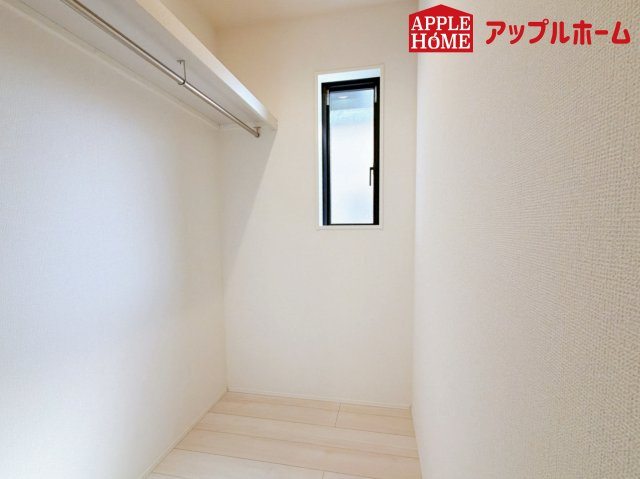 さいたま市見沼区蓮沼9期の収納|お洋服を大切にされる方に大変喜ばれる、ウォークインクローゼット。お洋服以外にも掃除機やスーツケースなどを一箇所に集約できるのは魅力ですね！扉が一箇所ですので、お部屋の見た目にもスッキリ！