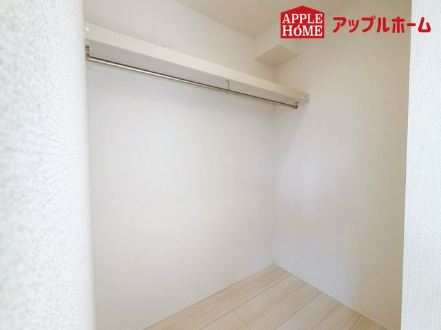 さいたま市見沼区蓮沼9期の収納|お洋服を大切にされる方に大変喜ばれる、ウォークインクローゼット。お洋服以外にも掃除機やスーツケースなどを一箇所に集約できるのは魅力ですね！扉が一箇所ですので、お部屋の見た目にもスッキリ！