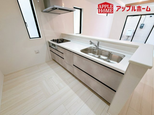 さいたま市見沼区蓮沼9期のキッチン|見栄えもよくお手入れもスムーズに出来ます。豊富な収納力もございますので、キッチンスペースをスッキリとお使い頂けそうです。