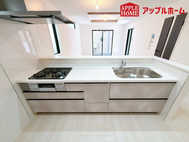 さいたま市見沼区蓮沼9期のキッチン|リビング・ダイニングで過ごすご家族を見守りながら作業が可能な対面式のキッチン。