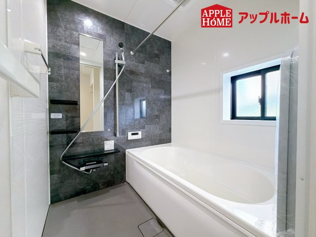 さいたま市見沼区蓮沼9期の浴室|窓付きのバスルームは、採光もあり明るく気持ちの良い空間です。窓があることで、換気環境も良好。掃除もスムーズに出来ます