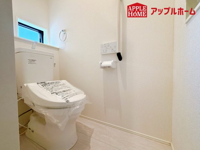 さいたま市見沼区蓮沼9期のトイレ|白を基調とした清潔感のある明るい空間。温水洗浄便座付きで、毎日快適・清潔に使用できます。操作しやすい壁面リモコンを採用しています。