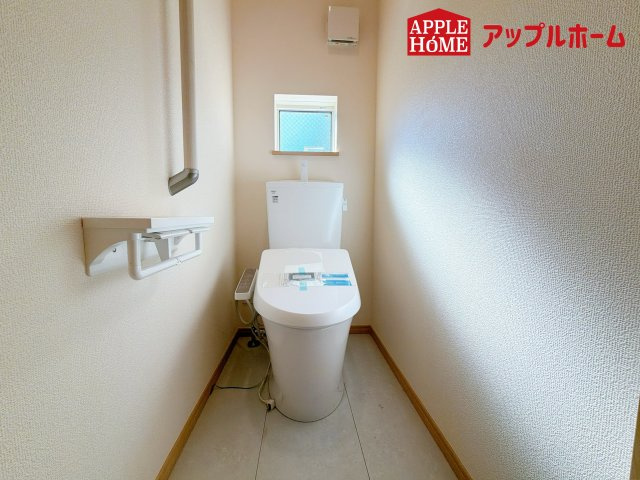 さいたま市西区三橋6丁目のトイレ|白を基調とした清潔感のある明るい空間。温水洗浄便座付きで、毎日快適・清潔に使用できます。