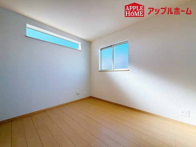 さいたま市西区三橋6丁目の洋室|窓からの光の差し込みは生活を温かく包みます。明るく清潔感のある居室です
