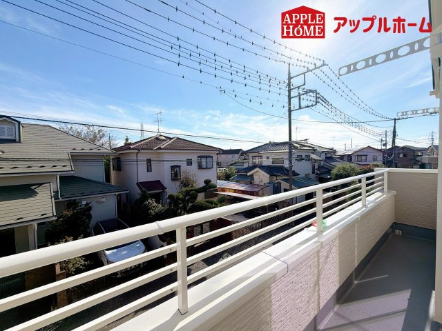 さいたま市西区三橋6丁目のバルコニー|家族分の洗濯物もしっかり干せます。日当たりも良く、毎日のお洗濯が楽しくなりそう♪お布団は手軽に干せていつもポカポカに☆