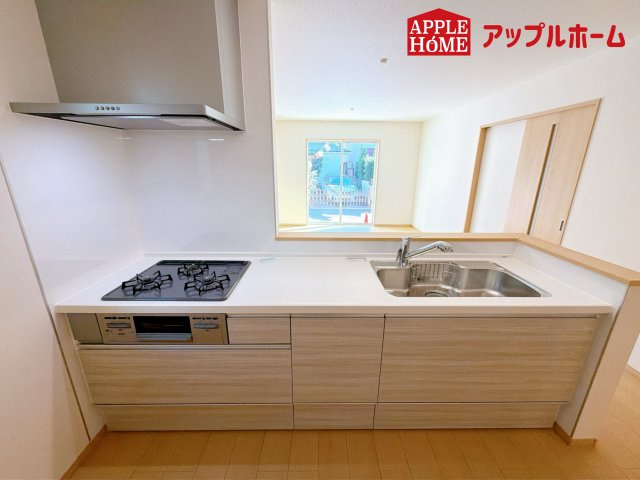 さいたま市西区三橋6丁目の居間・リビング|明るい日差しがさすリビングは、家族の憩い空間。お庭を眺めながら、毎日話が弾みそうですね♪