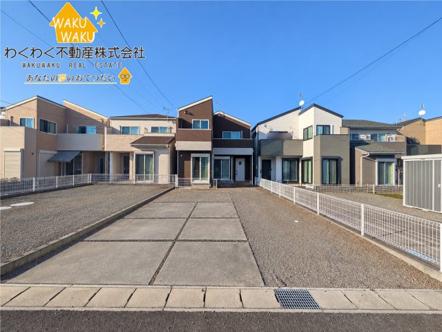 中古戸建ての前面道路含む現地写真
