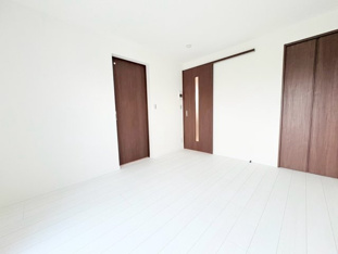 落ち着いて過ごせるお部屋なので、寝室にいかがでしょうか
