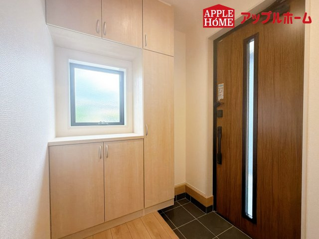 上尾市平方 2期の玄関|ガラススリットの入った玄関ドアは室内に光を届けてくれる大事な存在です。
