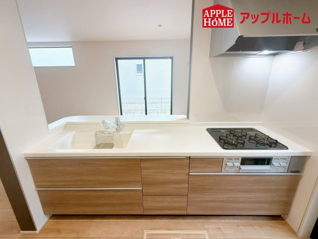 上尾市平方 2期のキッチン|対面式キッチンは、家族のコミュニケーションを育み、子育て家族にも好適なプラン！リビングで寛ぐご家族をいつも感じられます♪