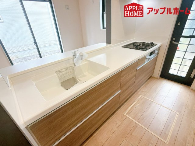 上尾市平方 2期のキッチン|見栄えもよくお手入れもスムーズに出来ます。豊富な収納力もございますので、キッチンスペースをスッキリとお使い頂けそうです。