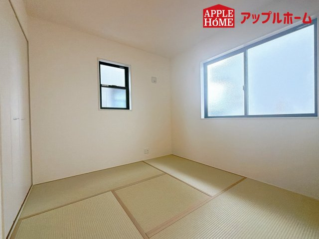 上尾市平方 2期の和室|今時な洋風和室♪
リビングと隣り合わせなのでくつろぎスペースにピッタリ！