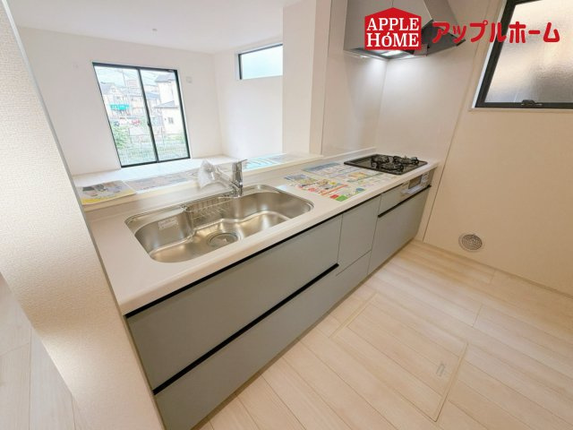 上尾市瓦葺のキッチン|見栄えもよくお手入れもスムーズに出来ます。豊富な収納力もございますので、キッチンスペースをスッキリとお使い頂けそうです。