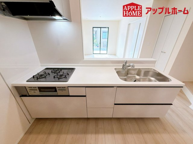 上尾市 東今泉6番のキッチン|見栄えもよくお手入れもスムーズに出来ます。豊富な収納力もございますので、キッチンスペースをスッキリとお使い頂けそうです。