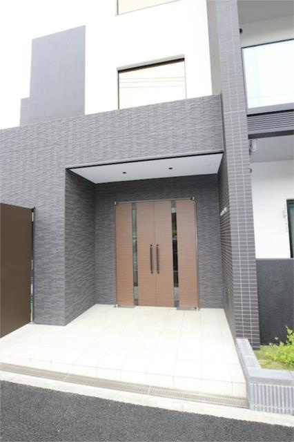 川崎市麻生区黒川の賃貸マンションのエントランス