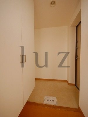 アーバン東戸塚の玄関|シューズボックス完備の玄関です。