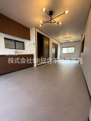 吉田本町1丁目中古戸建の居間・リビング|2Fリビングは広々15帖♪ご家族でゆったりとお過ごしいただける空間です！