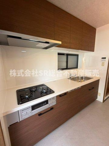 吉田本町1丁目中古戸建のキッチン|3口コンロ、グリル付きのシステムキッチン♪食洗機もあり洗い物の手間が省けます！