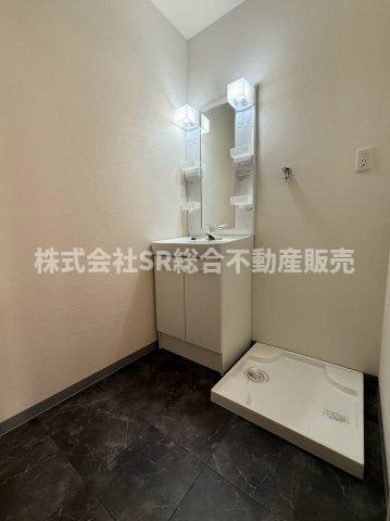 吉田本町1丁目中古戸建の独立洗面台|室内洗濯機置場もあり、使いやすい脱衣場です！