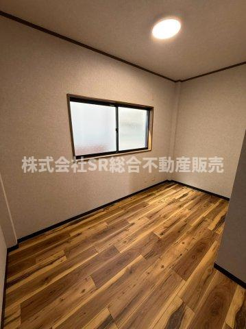 吉田本町1丁目中古戸建の洋室|使い勝手のいい洋室です