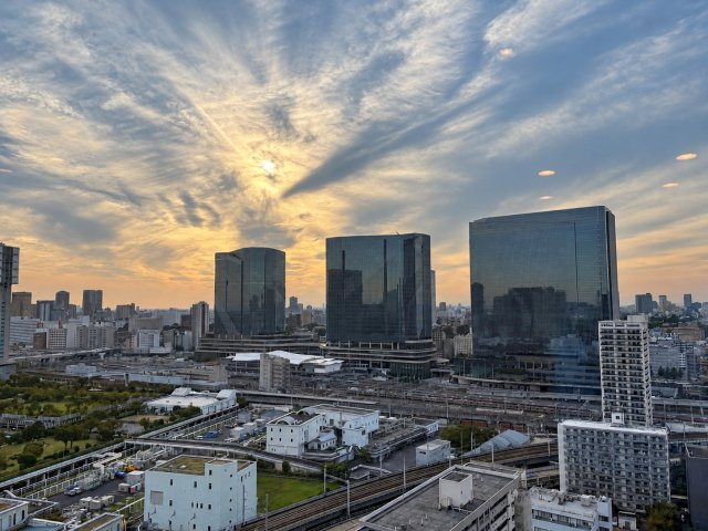 東京ベイシティタワーの展望|25階の高層階から広がる、空と都心の街並みが織りなす美しい眺望。大きな窓の先に広がる開放的な景色が、日々の暮らしに彩りと特別感をもたらします。