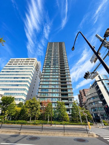 東京ベイシティタワーの外観|総戸数171戸を誇る「東京ベイシティタワー」。洗練されたデザインと緑豊かな植栽が調和する、都市の利便性と潤いを兼ね備えた住まいです。