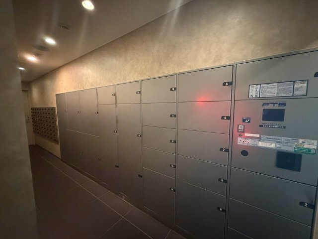 東京ベイシティタワーの設備|不在時にも荷物を受け取れる宅配ボックスを完備。お仕事やお出かけで帰宅が遅くなる日も、再配達の手間を減らせる便利な共用設備です。
