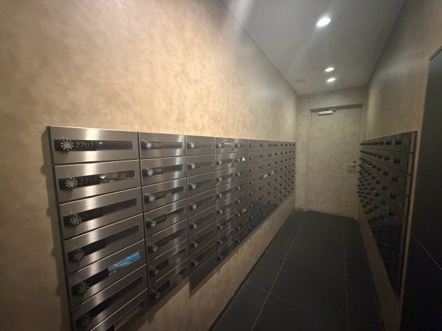 東京ベイシティタワーの設備|落ち着いた内装にステンレス製のメールボックスが並ぶ共用スペース。整然としたデザインが、建物全体の洗練された雰囲気を引き立てます。