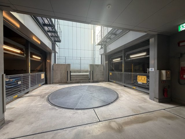東京ベイシティタワーの駐車場|敷地内に立体式駐車場を設置。大切なお車の保管場所をマンション内で確保できるのは嬉しいポイントです。空き状況やサイズ制限はお問い合わせください。