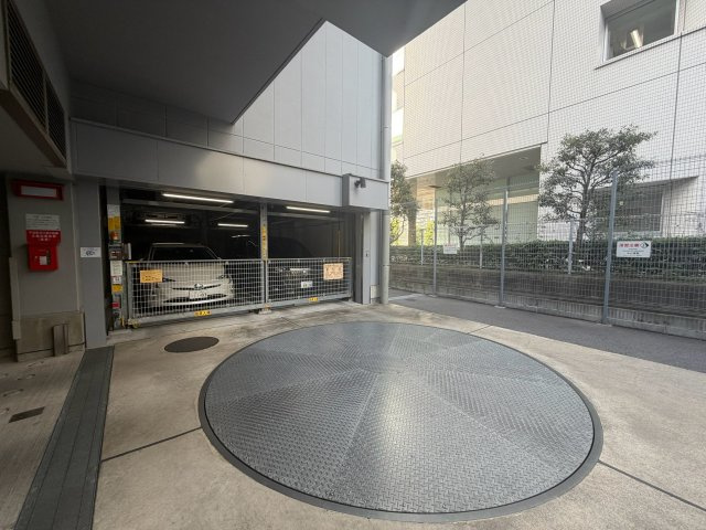 東京ベイシティタワーの駐車場|マンション敷地内に設けられた機械式駐車場。お車を利用される方にも配慮された共用設備です。利用料金や駐車可能サイズなどはお問い合わせください。