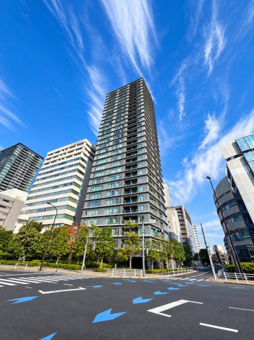 東京ベイシティタワーの外観|住友不動産旧分譲、地上30階建ての制震タワーレジデンス。都心の空に美しくそびえるスタイリッシュな外観が、芝浦の街並みに存在感を放ちます。