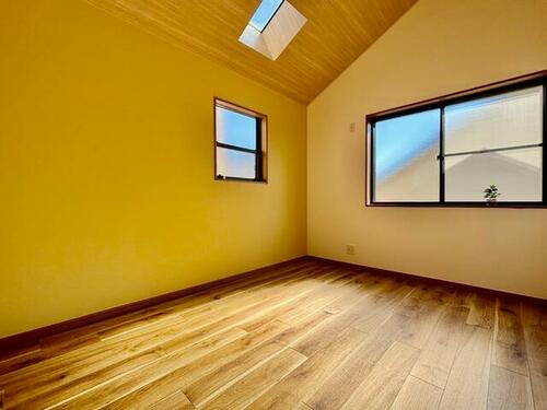 佐太東町2丁目　中古一戸建ての洋室|洋室6.0帖　天窓
■物件内覧・資金計画相談・住宅ローン相談、リフォーム相談、お問合せ受付中■
※当日・翌日のご内覧、ご相談はお電話でのお問合せがスムーズです！